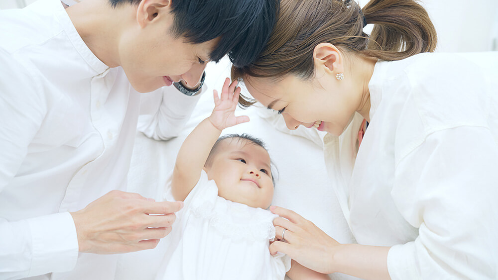 赤ちゃんを抱く夫婦